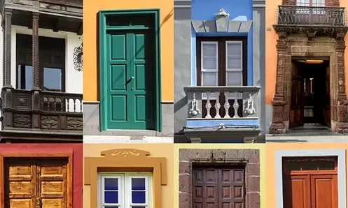 Zu sehen sind Fenster und Türen in bunten Farben.
