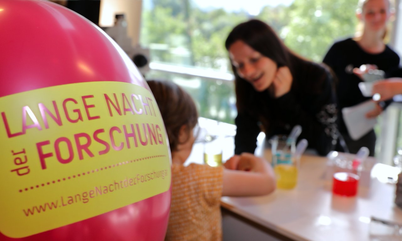 Luftballon mit der Aufschrift Lange Nacht der Forschung