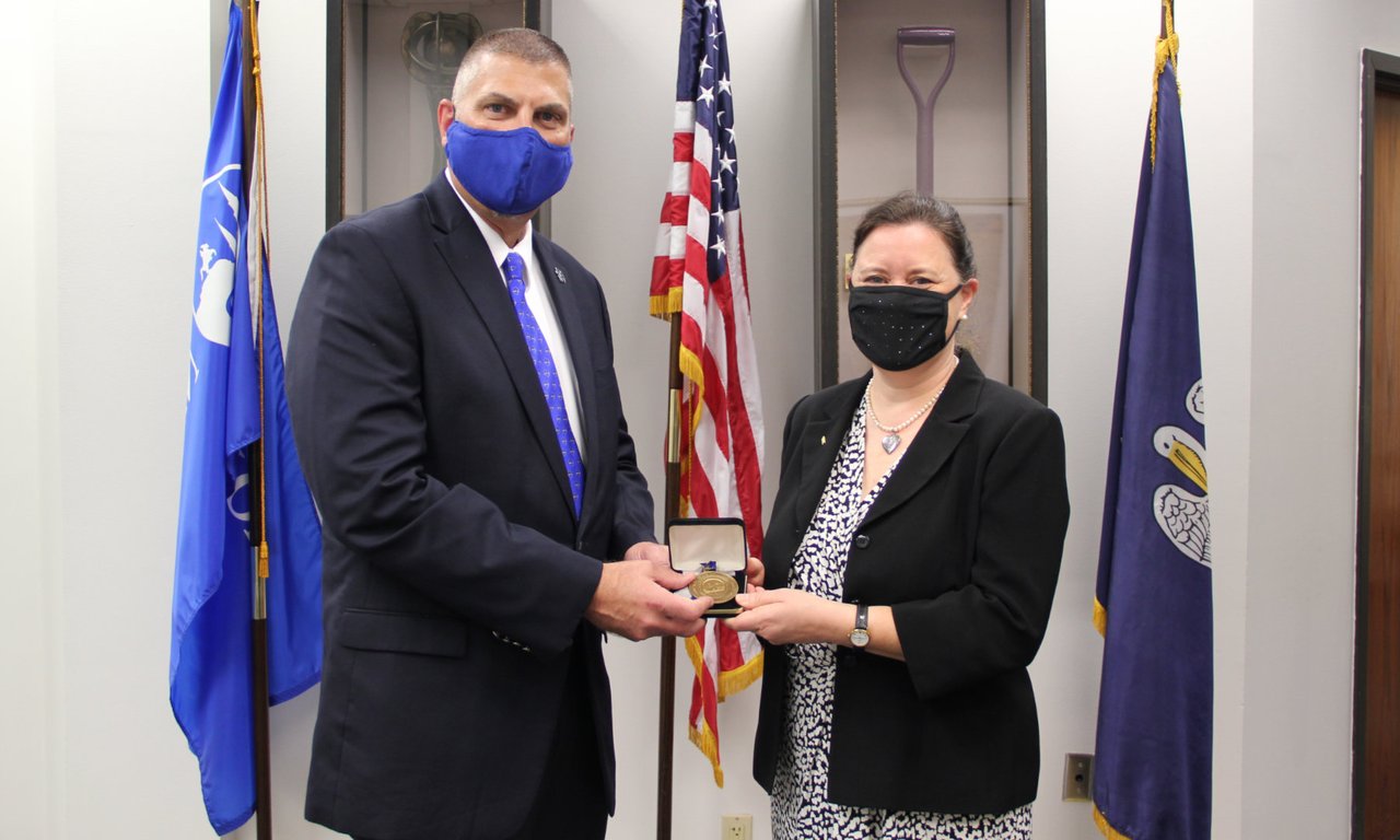 Überreichung des „Gordon ‚Nick‘ Mueller International Leadership Medallion“.
