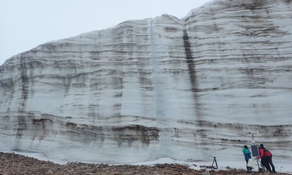 Blick auf eine hohe Eiswand des Grönländischen Eisschildes.