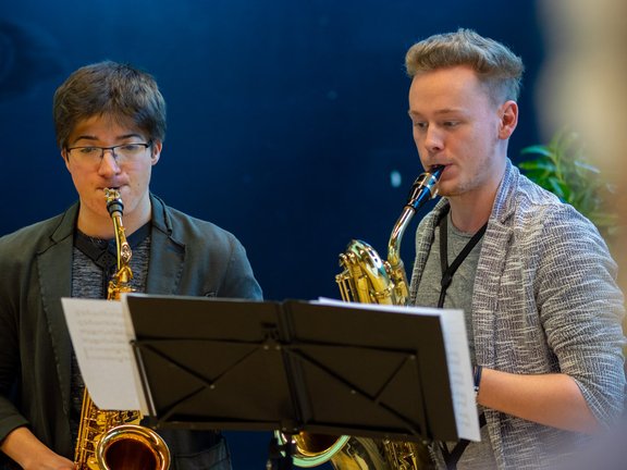 Zwei Personen beim Saxophon spielen