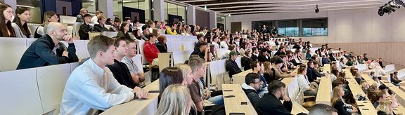 Studierende beim Welcome Day im Audimax