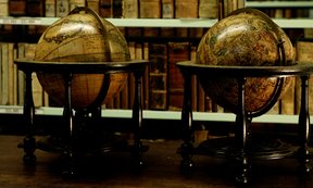 Zwei kleine Globen in einer Bibliothek