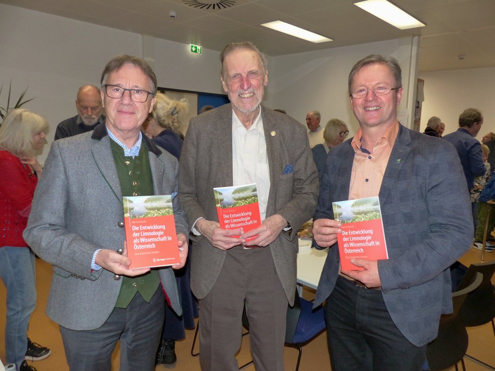 Autor Martin Dokulil mit den Bürgermeistern der Gemeinden Mondsee Josef Wendtner und Tiefgraben Johann Dittlbacher bei der Buchpräsentation