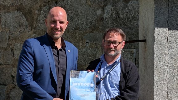 Die beiden Herausgeber, Georg Neuhauser und Armin Torggler, präsentieren stolz den frisch erschienenen Tagungsband „Wasser als Ressource im historischen Tirol und den angrenzenden Gebieten“ zur letztjährigen Internationalen Ressourcentagung