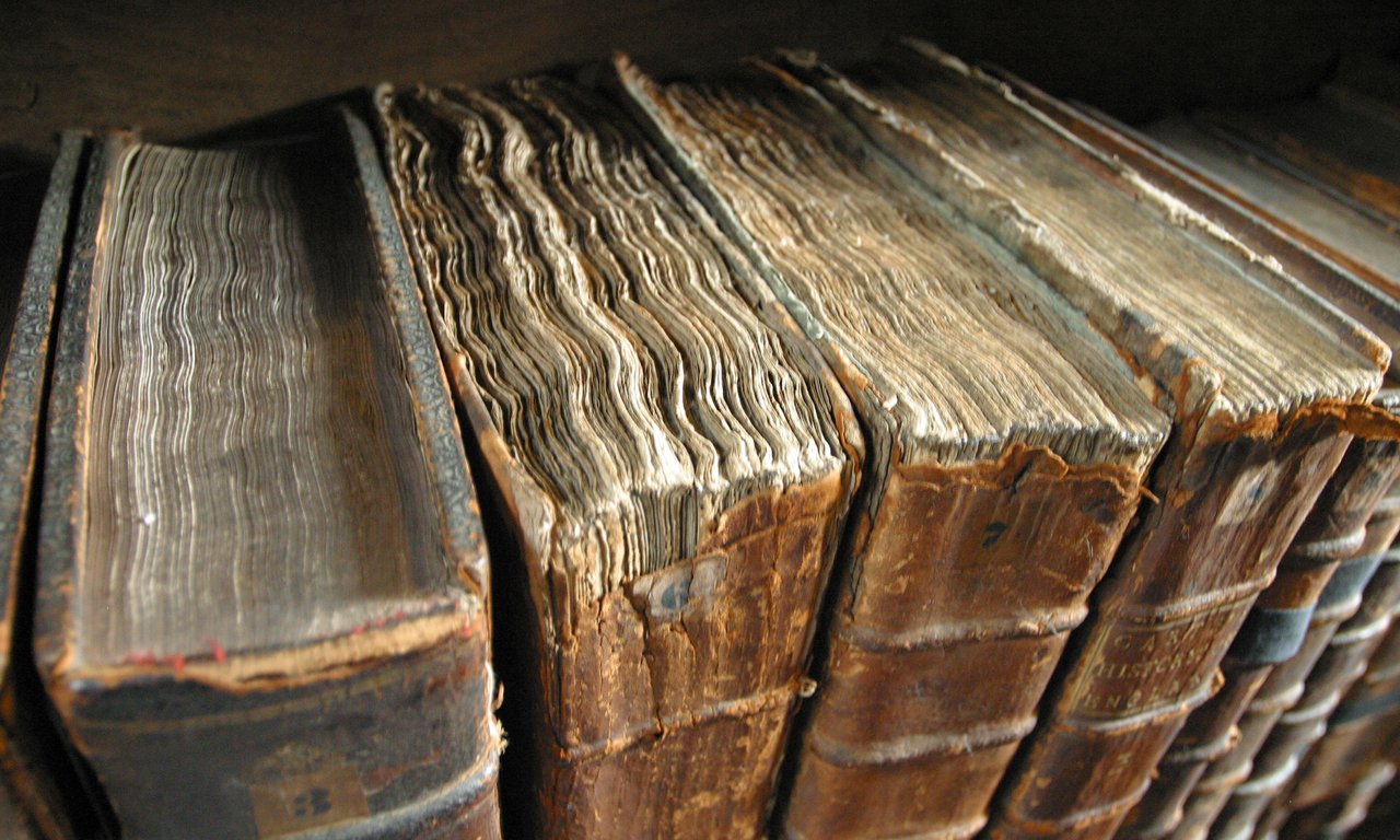 Mehrere sehr alte Bücher in einem Regal