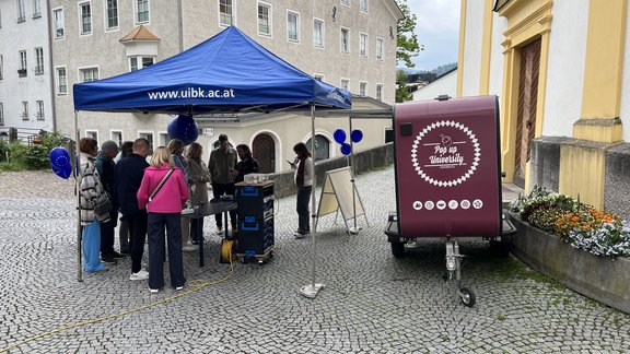 Messestände mit Personen