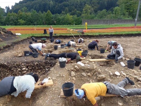 Photo von Studierenden während der Lehrgrabung im Sommer 2022