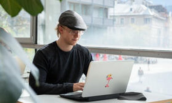 Student arbeitet mit Laptop