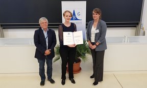 Ralf Ludwig, Christina Maria Tonauer und Katharina Meyer mit der Preisurkunde