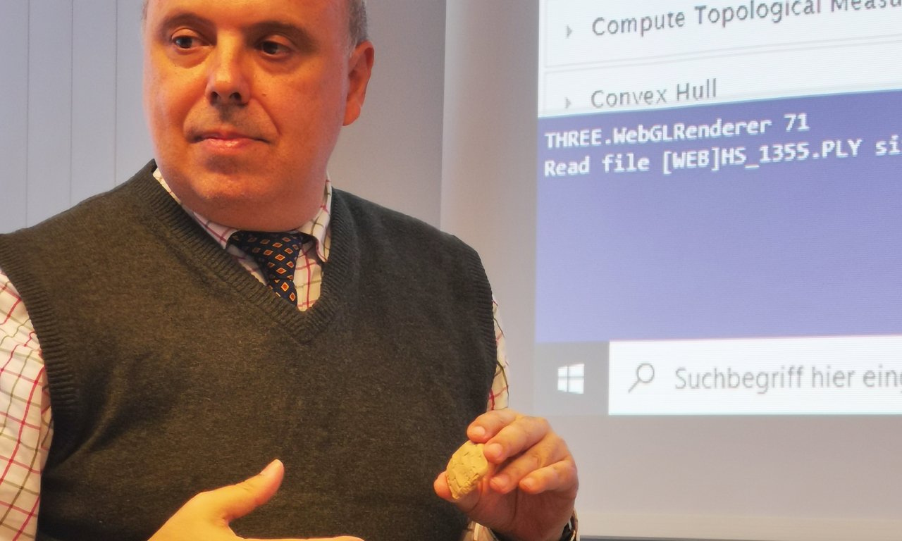 Marcos Such Gutiérrez mit einer Keilschrifttafel aus dem 3D-Druck