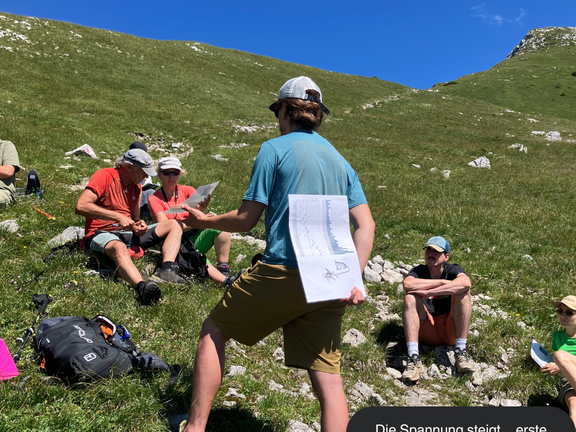 Philipp Kirschner zeigt den TeilnehmerInnen Folien der Ergebnisse