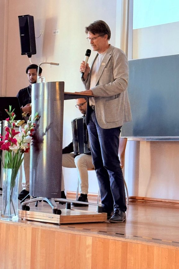 Zu sehen ist der Dekan der Theologischen Fakultät.