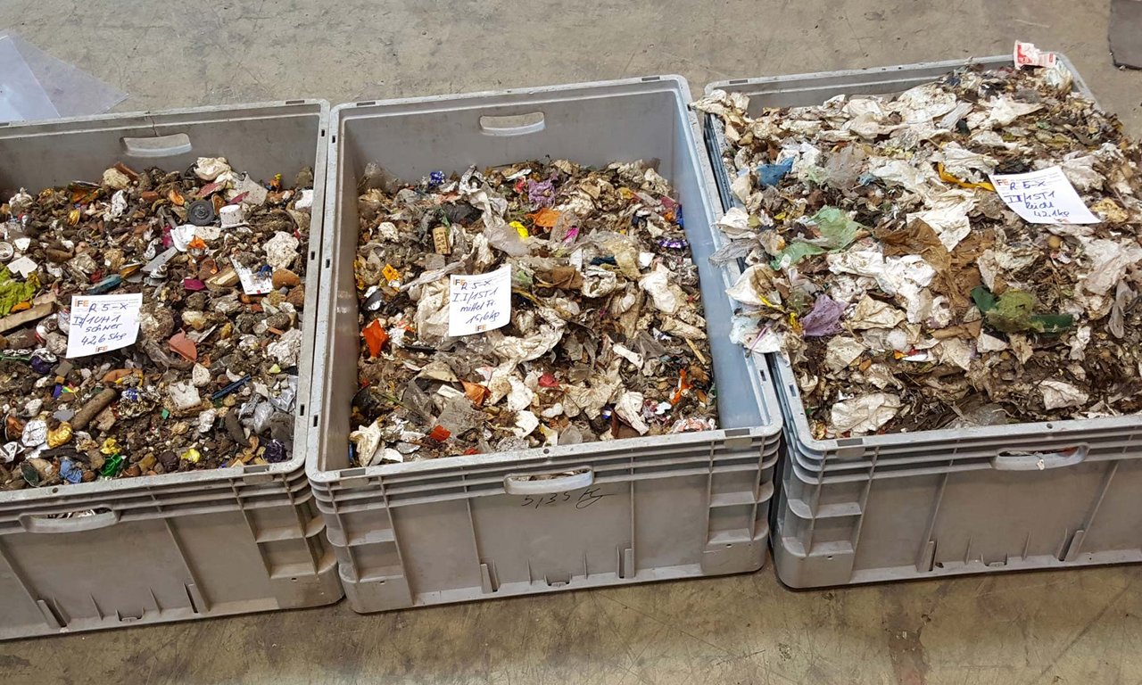 drei gefüllte Abfallcontainer