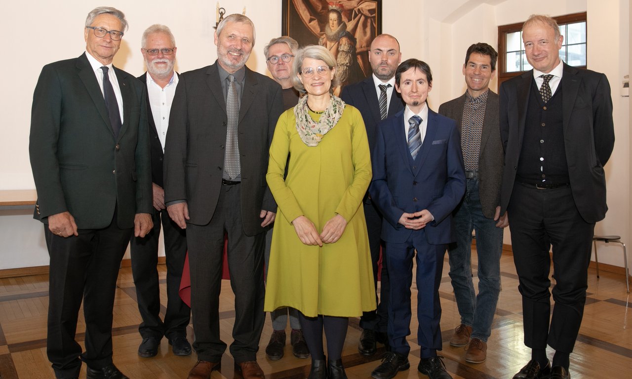 Großes Gruppenfoto im historischen Claudiasaal mit allen Preisträgerinnen und Prästrägern sowie den Laudatoren und dem Stiftungspräsidenten Stefan Pan.