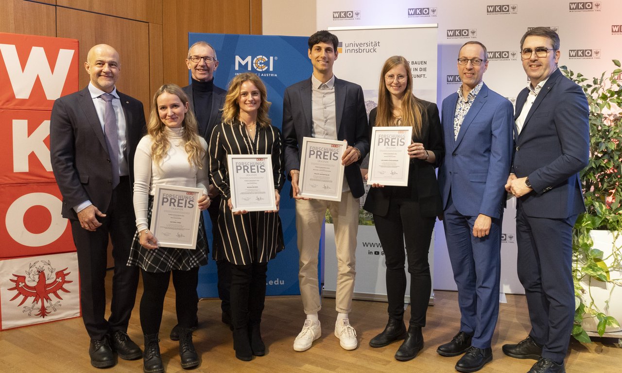 Gruppenfoto mit den Preisträgerinnen und Preisträgern sowie den Vertreter von Wirtschaftskammer und Hochschulen.