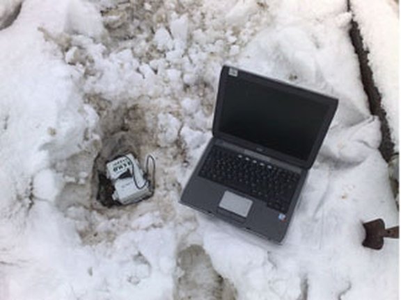 Ein Laptop und ein Messgerät im Schnee