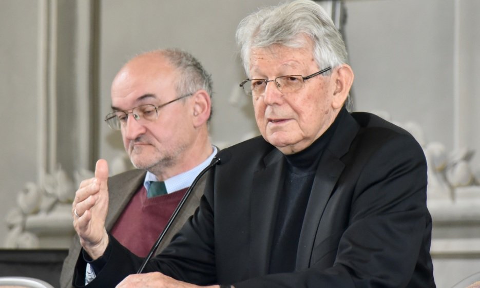 Bischof Erwin Kräutler mit Roman Siebenrock am Podium