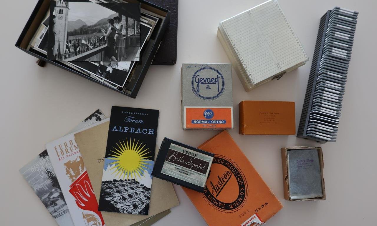 Foto der verschiedenen Materialien, unter anderem: alte Fotos, Programmhefte, Dias und Kassetten.