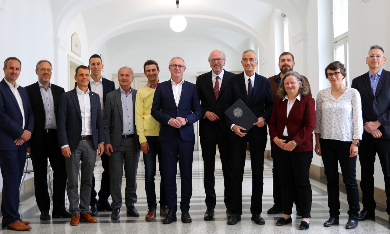 Vertreterinnen und Vertreter von Innio Jenbacher GmbH & Co OG, der Industriellenvereinigung Tirol, der TINETZ-Tiroler Netze GmbH, der Innsbrucker Kommunalbetriebe Aktiengesellschaft, der D. Swarovski KG und der Universität Innsbruck