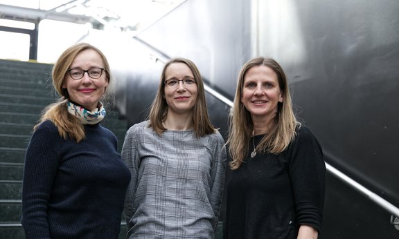 Professorin Julia Brandl (links), die wissenschaftlichen Mitarbeiterinnen Petra Eggenhofer-Rehart (Mitte), Martina Kohlberger (rechts) und Katharina Pernkopf (nicht im Bild).