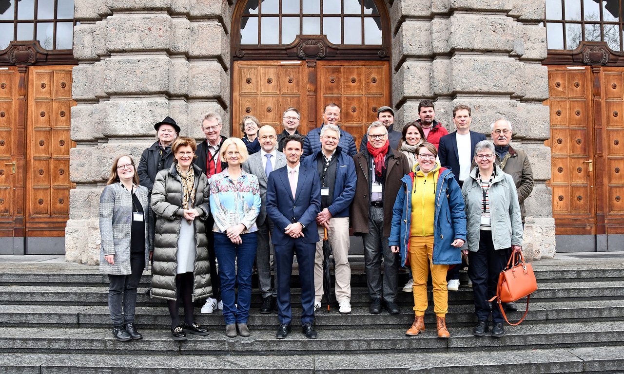 Delegation aus Freiburg vor dem Hauptgebäude
