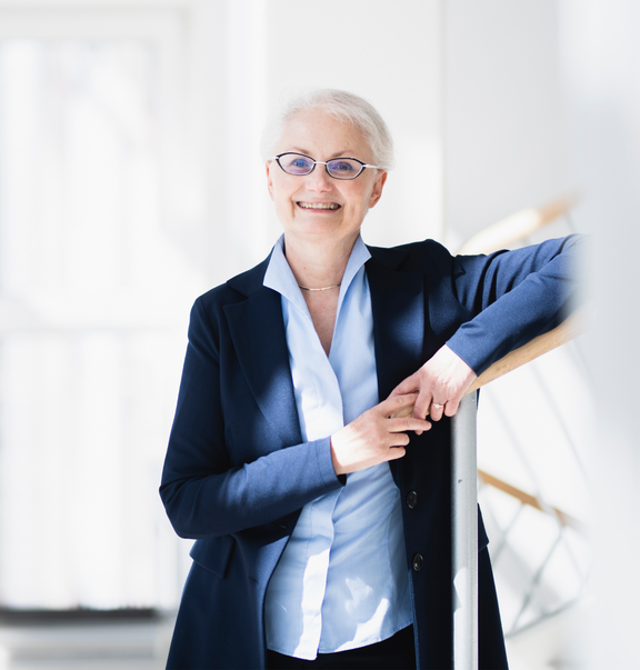 Portrait Barbara Hinger ab Oberkörper, lächelnd