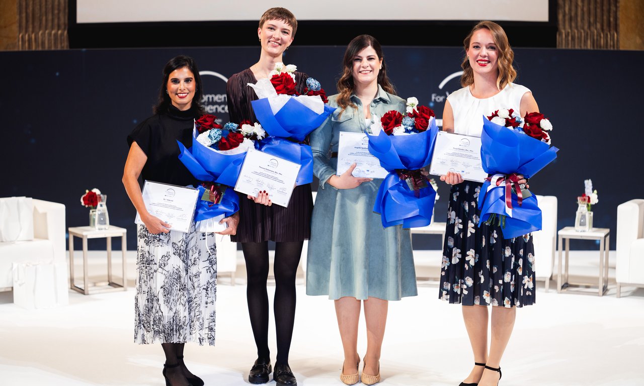 Die vier Preisträgerin mit Urkunden und Blumen auf einer Bühne