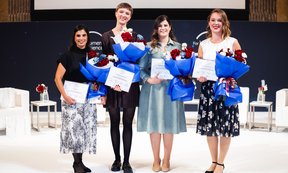 Die vier Preisträgerin mit Urkunden und Blumen auf einer Bühne