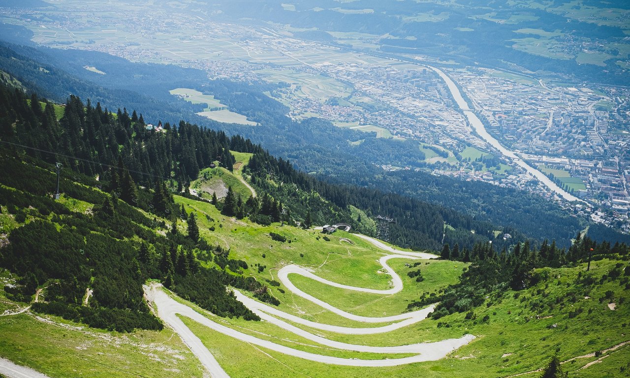 Ein Blick auf die Stadt Innsbruck von den Hängen der Nordkette.