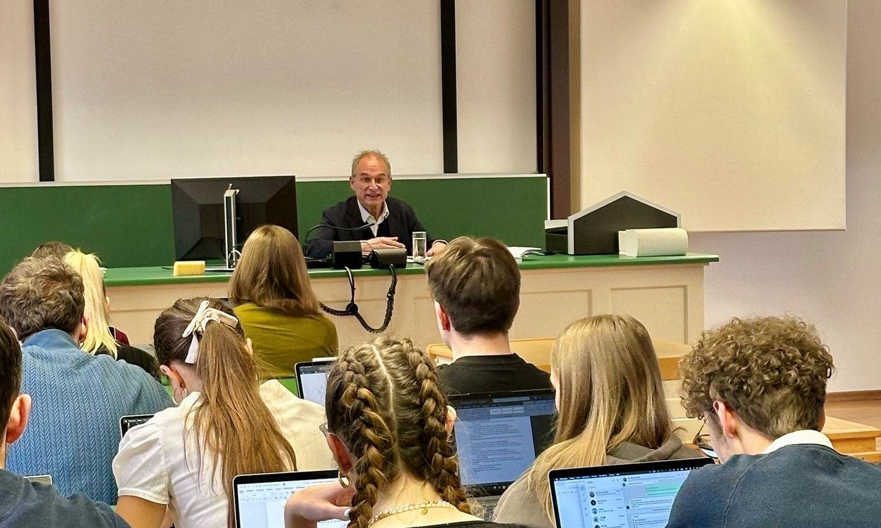 Manfred Schullian vor Studierenden im HS