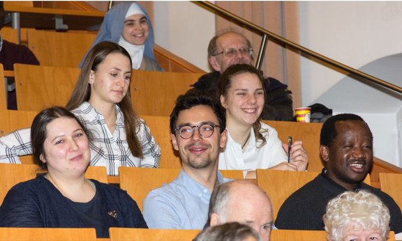 Studierende aus aller Welt in einem Hörsaal