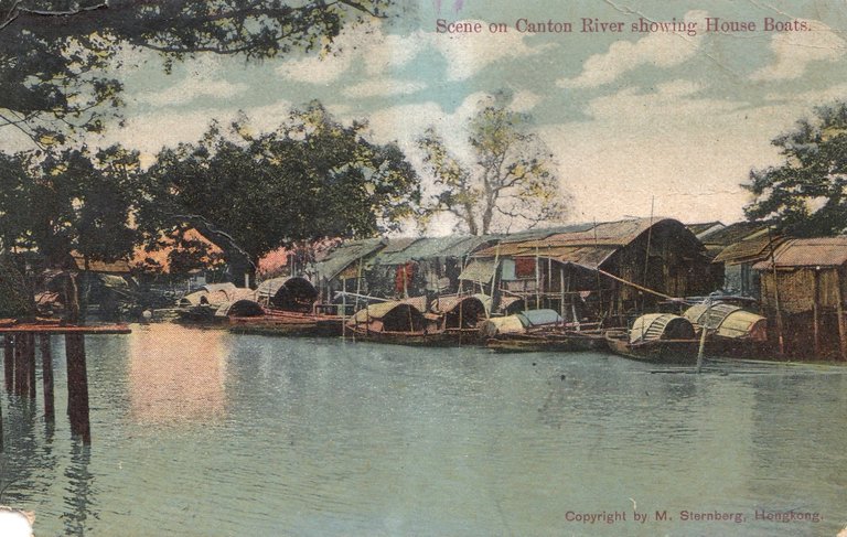 Rückseite der kolorierten Postkarte, Marie Louise und Stanislaus aus Canton an Herma von Unterrichter in Brixen, 31.10.1913, Bild zeigt den Fluss in Canton mit Hausbooten