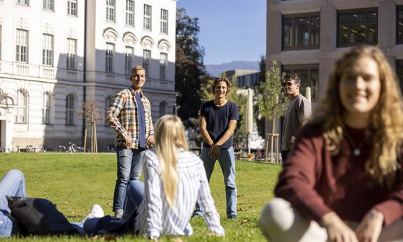 Studierende vor dem Agnes Heller Haus
