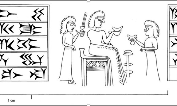 Zusammengestellte Strichzeichnung des Siegels PFS 0077*: Königsmutter in der Mitte auf einem Thron, zwei Dienerinnen, links und rechts Inschriften in Keilschrift