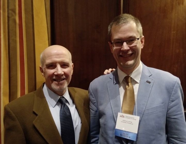 Liborius Lumma (r.) mit dem bis Jänner 2020 amtierenden Präsidenten der NAAL, P. Bruce Morrill SJ von der Vanderbilt University Nashville (Tennessee), Foto:Martin Lüstraeten