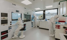 Wissenschaftler:innen arbeiten im neuen Labor.