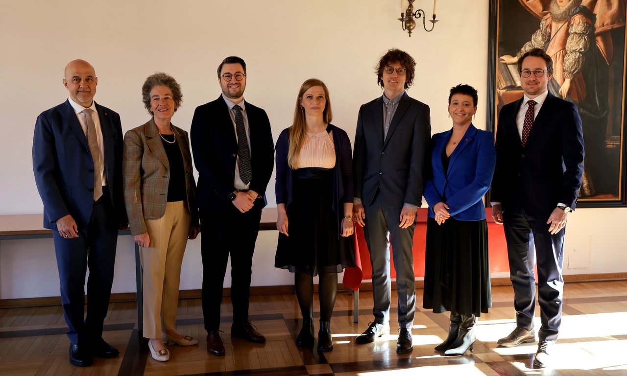 Gruppenbild mit Vizerektor Gregor Weihs (Uni Innsbruck), Vizerektorin Christine Bandtlow (MedUni), den Preisträger:innen und Stephan Agnolazza-Hoop.