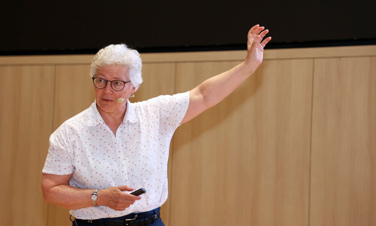 Die Physikerin Anne L’Huillier bei ihrem Vortrag im Audimax.