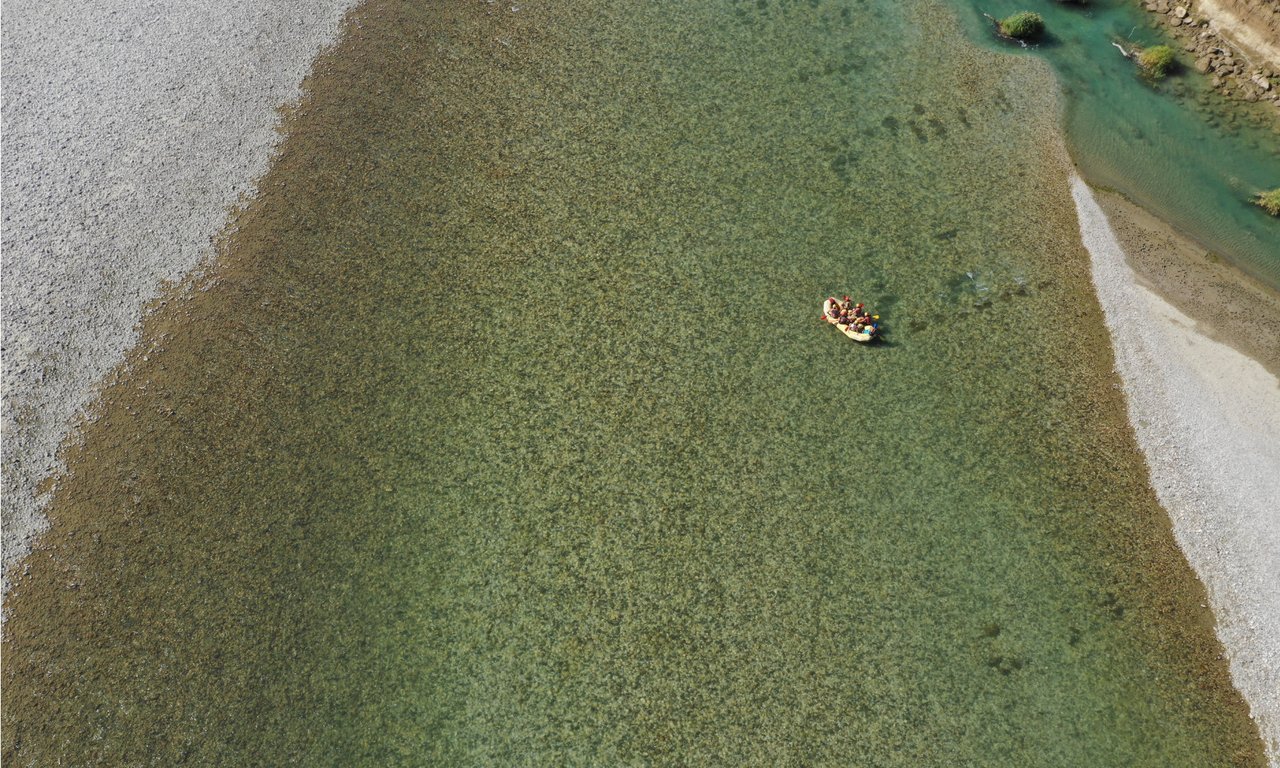 Studierende im Raft auf der unteren Vjosa