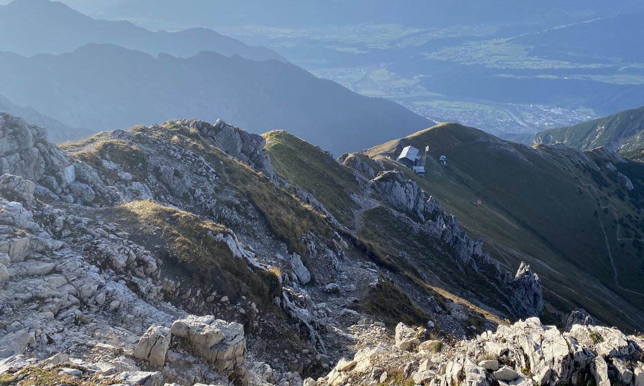 Berglandschaft mit Hütte und Ortschaft im Tal
