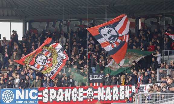 Foto einer Fankurve im Fußballstadion: Die Fans von Sparta Rotterdam haben Gerard Butler als Leonidas aus dem Film 300 adaptiert.