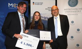 Drei Personen mit Urkunde