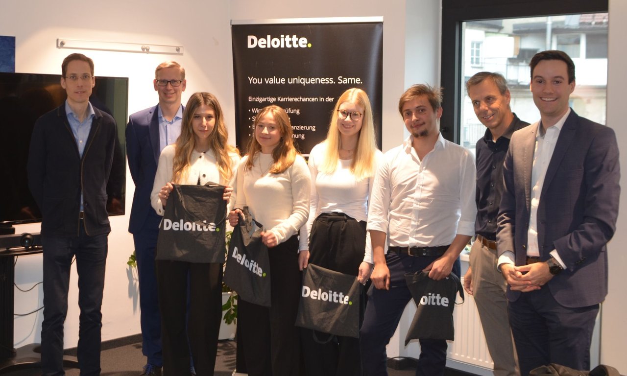 Gruppenfoto mit acht Personen