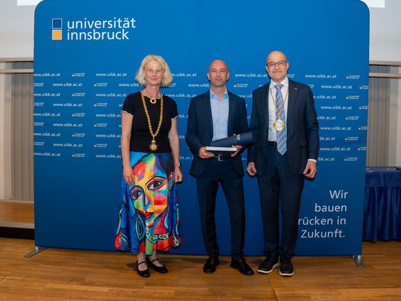im Bild: Rektorin Veronika Sexl, Johannes Rüdisser, Laudator Vizerektor Gregor Weihs