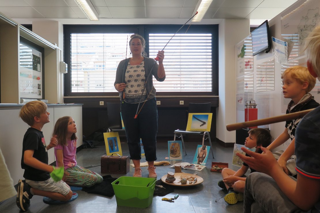 Kinder erfahren etwas über Archäologie
