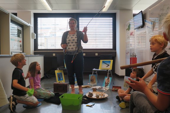 Kinder erfahren etwas über Archäologie