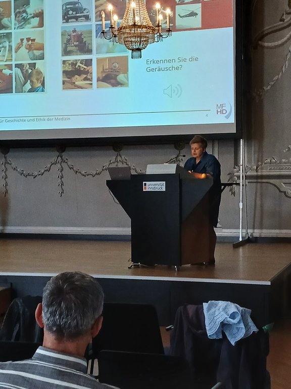 Foto von eine*r Redner*in beim Symposium HörErlebnisse im Juli 2025