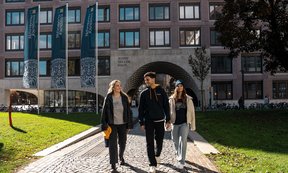 Studierende vorm Ágnes-Heller-Haus