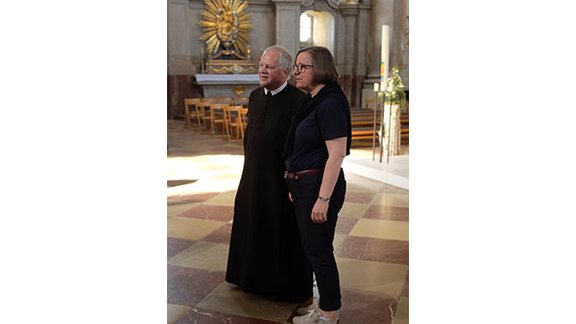 In der Dreifaltigkeitskirche auf dem Sonntagberg. Pater Superior Franz Hörmann OSB und Ulrike Tanzer.